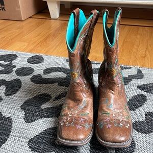 Super sweet embroidered girls cowboy boots!  Sz 35 which is roughly a Girls 4.5!